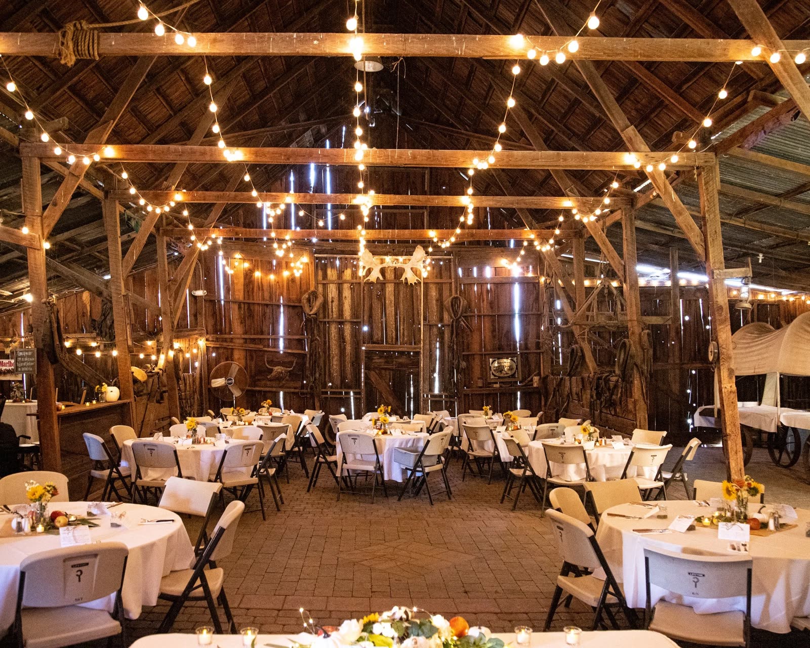 SETTING THE MOOD WITH LIGHTING AT YOUR WEDDING